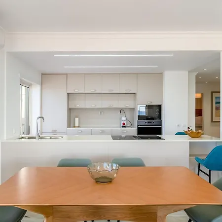Ocean View 2 Bdr Flat With Balcony By Lovelystay Appartamento Armação de Pêra